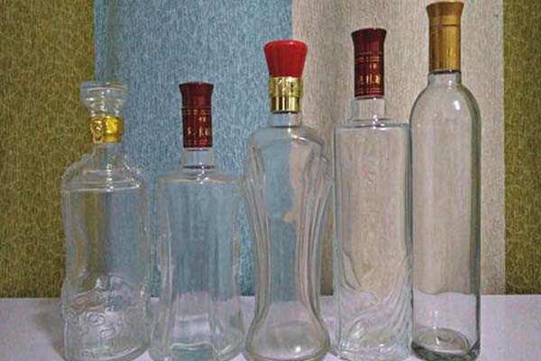 玻璃瓶廠家在生產(chǎn)過程中怎樣保質(zhì)保量？